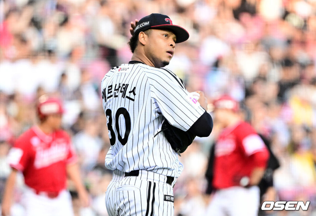 11일 오후 서울 잠실구장에서 ‘2025 신한 SOL Bank KBO리그’ LG 트윈스와 SSG 랜더스의 경기가 열렸다.LG는 에르난데스, SSG는 화이트를 선발로 내세웠다2회초 2사 2,3루에서 LG 에르난데스가 SSG 정준재에 선제 1타점 적시타를 허용하며 아쉬워하고 있다. 2025.06.11 /jpnews@osen.co.kr