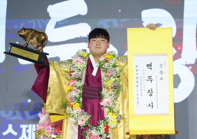 최성민은 20일 경북 문경시 문경실내체육관에서 열린 위더스제약 2025 민속씨름 문경오미자장사씨름대회 백두장사 결정전(5전3선승제)에서 유경준(영월군청)을 3-0으로 꺾었다. / 대한씨름협회