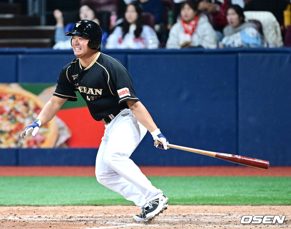 30일 오후 서울 고척스카이돔에서 '더 제너레이션 매치’가 열렸다. 이번 경기는 '세대를 잇는 한판 승부'를 콘셉트로 팀 베테랑에는 김현수, 양의지, 강민호, 임찬규, 박건우 등이 포진하며, 팀 라이징에는 원태인, 안현민, 이의리, 김영웅, 김택연 등이 출전한다. 7회말 고우석이 타석에 들어서 타격을 펼치고 있다. 2025.11.30 / dreamer@osen.co.kr