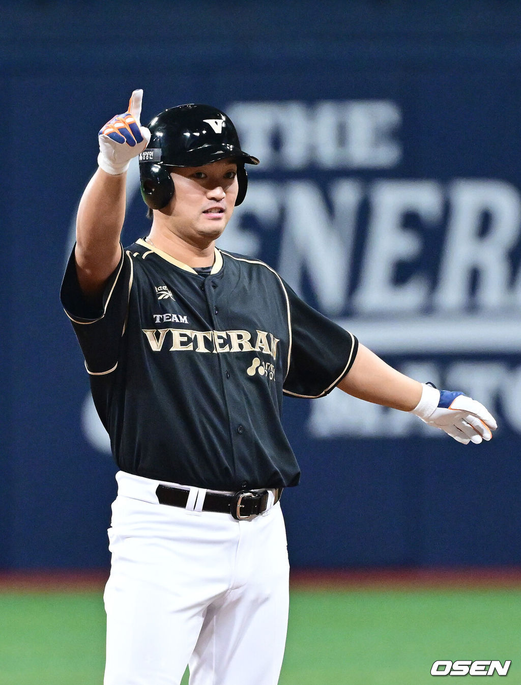 30일 오후 서울 고척스카이돔에서 '더 제너레이션 매치’가 열렸다. 이번 경기는 '세대를 잇는 한판 승부'를 콘셉트로 팀 베테랑에는 김현수, 양의지, 강민호, 임찬규, 박건우 등이 포진하며, 팀 라이징에는 원태인, 안현민, 이의리, 김영웅, 김택연 등이 출전한다. 6회말 고우석이 적시타를 날리고 2루에 안착해 기뻐하고 있다. 2025.11.30 / dreamer@osen.co.kr