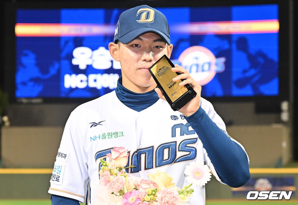 NC 다이노스가 1일 울산 문수야구장에서 열린 2025 울산-KBO Fall League 결승 경기에서 우승을 차지했다.  NC 다이노스는 롯데 자이언츠 12-1로 승리했다. NC 다이노스 신재인이 MVP를 수상하고 포즈를 취하고 있다. 2025.11.01 / foto0307@osen.co.kr