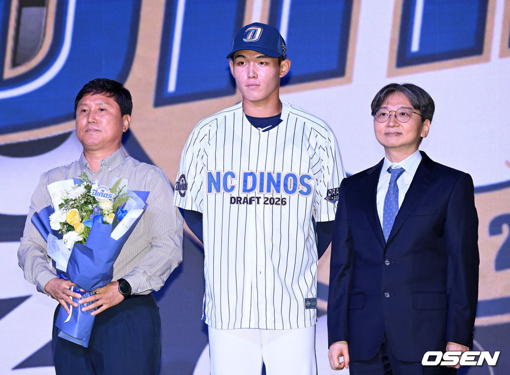 17일 오후 7일 오후 서울 롯데호텔 월드에서 ‘2026 KBO 신인 드래프트’가 열렸다. NC 다이노스에 1라운드로 지명된 유신고 신재인이 기념촬영을 하고 있다. 2025.09.17 /sunday@osen.co.kr