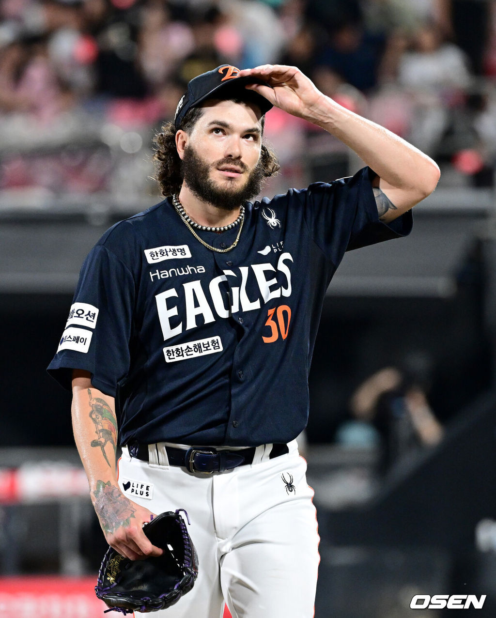 18일 수원 KT위즈파크에서 ‘2025 신한 SOL Bank KBO리그’ KT 위즈와 한화 이글스의 경기가 열렸다.홈팀 KT는 오원석, 방문팀 한화는 코디 폰세를 선발로 내세웠다.6회말 2사 1, 2루 상황 KT 로하스를 내야 파울 뜬공으로 이끌며 실점없이 이닝을 막아낸 한화 선발 폰세가 더그아웃으로 향하고 있다. 2025.07.18 / dreamer@osen.co.kr