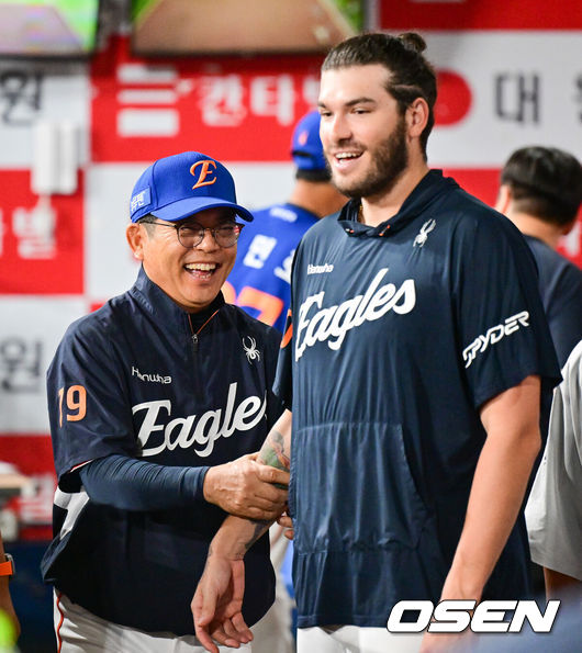 [OSEN=고척, 박준형 기자] 프로야구 한화 이글스가 올 시즌 고척 원정 9경기를 모두 승리로 마치며 1위 추격을 이어갔다. 에이스 코디 폰세는 메이저리그 11개 구단 스카우트들이 지켜보는 앞에서 개막 16연승을 질주했다.&nbsp;한화는 28일 서울 고척스카이돔에서 열린 2025 신한 SOL Bank KBO리그 키움 히어로즈와의 원정경기를 9-3으로 승리했다.&nbsp;경기종료 후 한화 양상문 코치가 승리투수가 된 폰세를 붙잡고 미소 짓고 있다.  2025.08.28 / soul1014@osen.co.kr