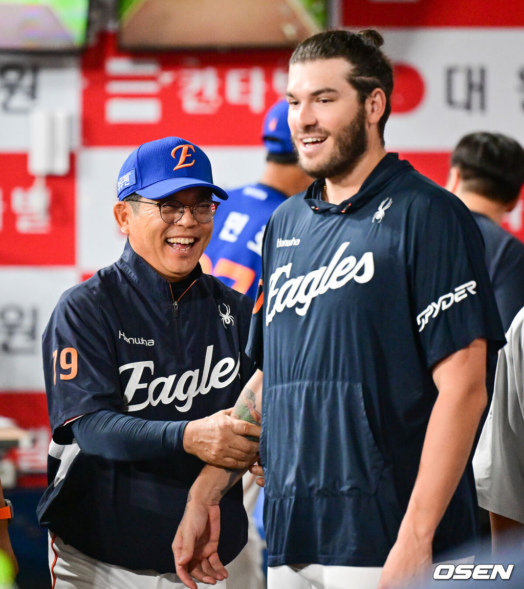 프로야구 한화 이글스가 올 시즌 고척 원정 9경기를 모두 승리로 마치며 1위 추격을 이어갔다. 에이스 코디 폰세는 메이저리그 11개 구단 스카우트들이 지켜보는 앞에서 개막 16연승을 질주했다. 한화는 28일 서울 고척스카이돔에서 열린 2025 신한 SOL Bank KBO리그 키움 히어로즈와의 원정경기를 9-3으로 승리했다. 경기종료 후 한화 양상문 코치가 승리투수가 된 폰세를 붙잡고 미소 짓고 있다.  2025.08.28 / soul1014@osen.co.kr