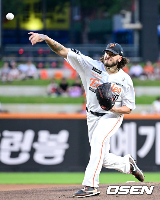 [OSEN=대전, 최규한 기자] 3일 대전 한화생명볼파크에서 ‘2025 신한 SOL Bank KBO리그’ 한화 이글스와 NC 다이노스의 경기가 열렸다.홈팀 한화는 코디 폰세, 방문팀 NC는 신민혁을 선발로 내세웠다.1회초 한화 선발 코디 폰세가 힘차게 공을 뿌리고 있다. 2025.09.03 / dreamer@osen.co.kr