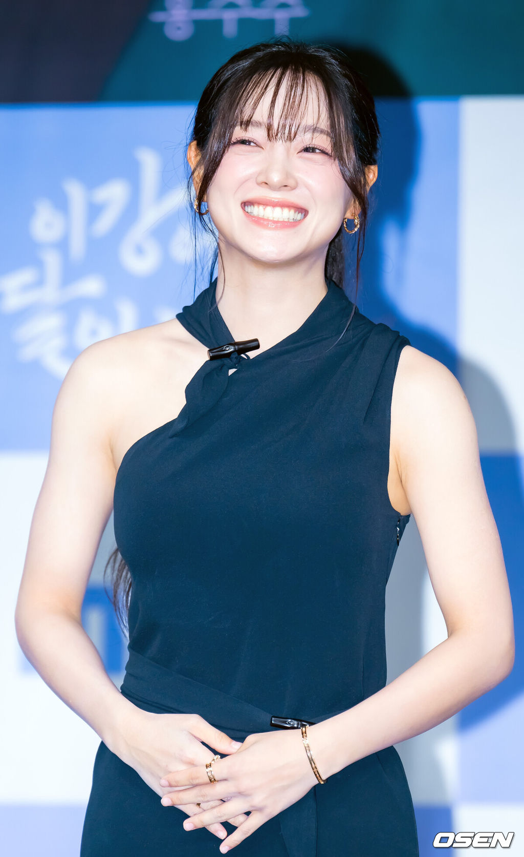 30일 서울 마포구 상암동 MBC 골든마우스홀에서 MBC 새 금토드라마 ‘이강에는 달이 흐른다’ 제작발표회가 열렸다.오는 11월 7일 첫 방송을 앞둔 MBC 새 금토드라마 ‘이강에는 달이 흐른다’(연출 이동현)는 웃음을 잃은 세자와 기억을 잃은 부보상의 영혼 체인지 역지사지 로맨스 판타지 사극 드라마.배우 김세정이 입장하며 포즈를 취하고 있다. 2025.10.30 / rumi@osen.co.kr