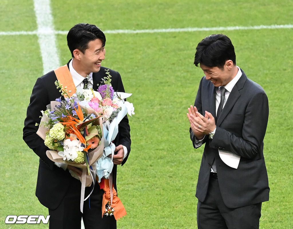 2일 오후 서울 마포구 상암동 서울월드컵경기장에서 대한민국과 브라질의 평가전이 진행됐다.경기에 앞서 체육훈장 청룡장 수여식을 마친 손흥민이 박지성에게 박수를 받고 있다. 2022.06.02 /sunday@osen.co.kr