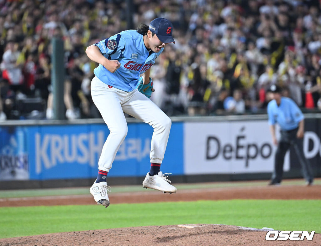 7일 부산 사직야구장에서 2025 신한 SOL 뱅크 KBO 리그 롯데 자이언츠와 KIA 타이거즈의 경기가 열렸다. 홈팀 롯데는 이민석이, 방문팀 KIA는 양현종이 선발 출전했다.롯데 자이언츠 정철원이 7회초 2사 KIA 타이거즈 한준수를 삼진으로 잡고 포효하고 있다. 2025.08.07 / foto0307@osen.co.kr