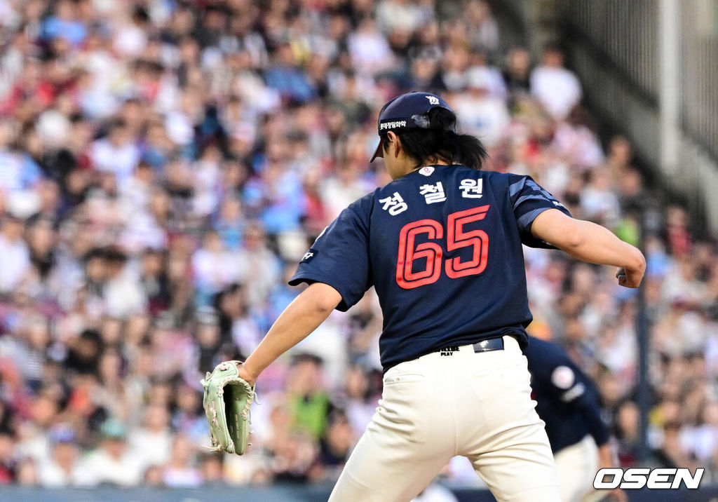 6일 오후 서울 잠실구장에서 ‘2025 신한 SOL Bank KBO리그’ 두산 베어스와 롯데 자이언츠의 경기가 열렸다.이날 두산은 잭로그, 롯데는 나균안을 선발로 내세웠다.8회말 수비를 마친 롯데 정철원이 세리머니를 하고 있다. 2025.06.06 /jpnews@osen.co.kr