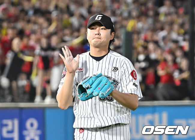 [OSEN=부산, 이석우 기자] 26일 부산 사직야구장에서 2025 신한 SOL 뱅크 KBO 리그 롯데 자이언츠와 KIA 타이거즈의 경기가 열렸다. 홈팀 롯데는 이민석이, 방문팀 KIA는 이의리가 선발 출전했다.롯데 자이언츠 정철원이 7회초 2사 1,3루 KIA 타이거즈 나성범을 1루수 땅볼로 잡고 기뻐하고 있다. 2025.07.26 / foto0307@osen.co.kr