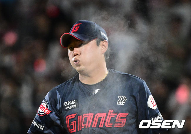 [OSEN=수원, 조은정 기자]3일 오후 수원KT위즈파크에서 ‘2025 신한 SOL BANK KBO리그’ KT 위즈와 롯데 자이언츠의 경기가 진행됐다.이날 경기에 KT는 헤이수스, 롯데는 감보아를 선발투수로 내세웠다. 8회말 롯데 정철원이 피칭을 준비하고 있다. 2025.09.03 /cej@osen.co.kr