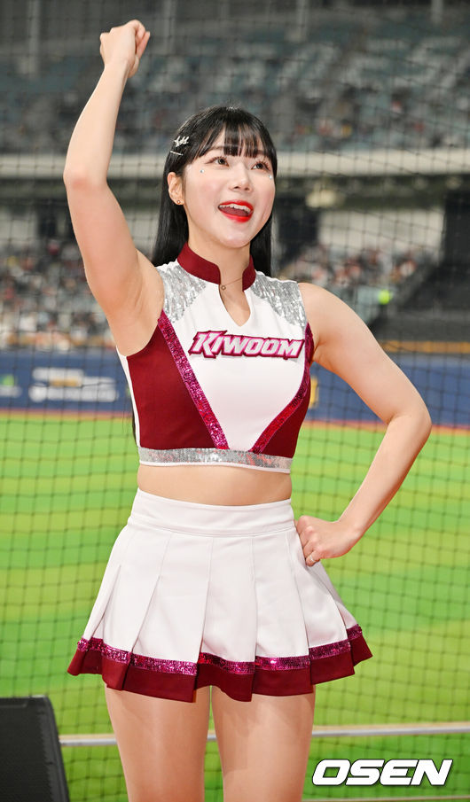 [OSEN=고척, 민경훈 기자] 24일 오후 서울 고척스카이돔에서 ‘2024 신한 SOL Bank KBO리그’ 키움 히어로즈와 KIA 타이거즈의 경기가 열렸다.이날 홈팀 키움은 선발투수로 헤이수스를, 원정팀 KIA는 윤영철을 내세웠다.키움 치어리더 김하나가 단상 위에서 응원을 하고 있다. 2024.04.24 /rumi@osen.co.kr