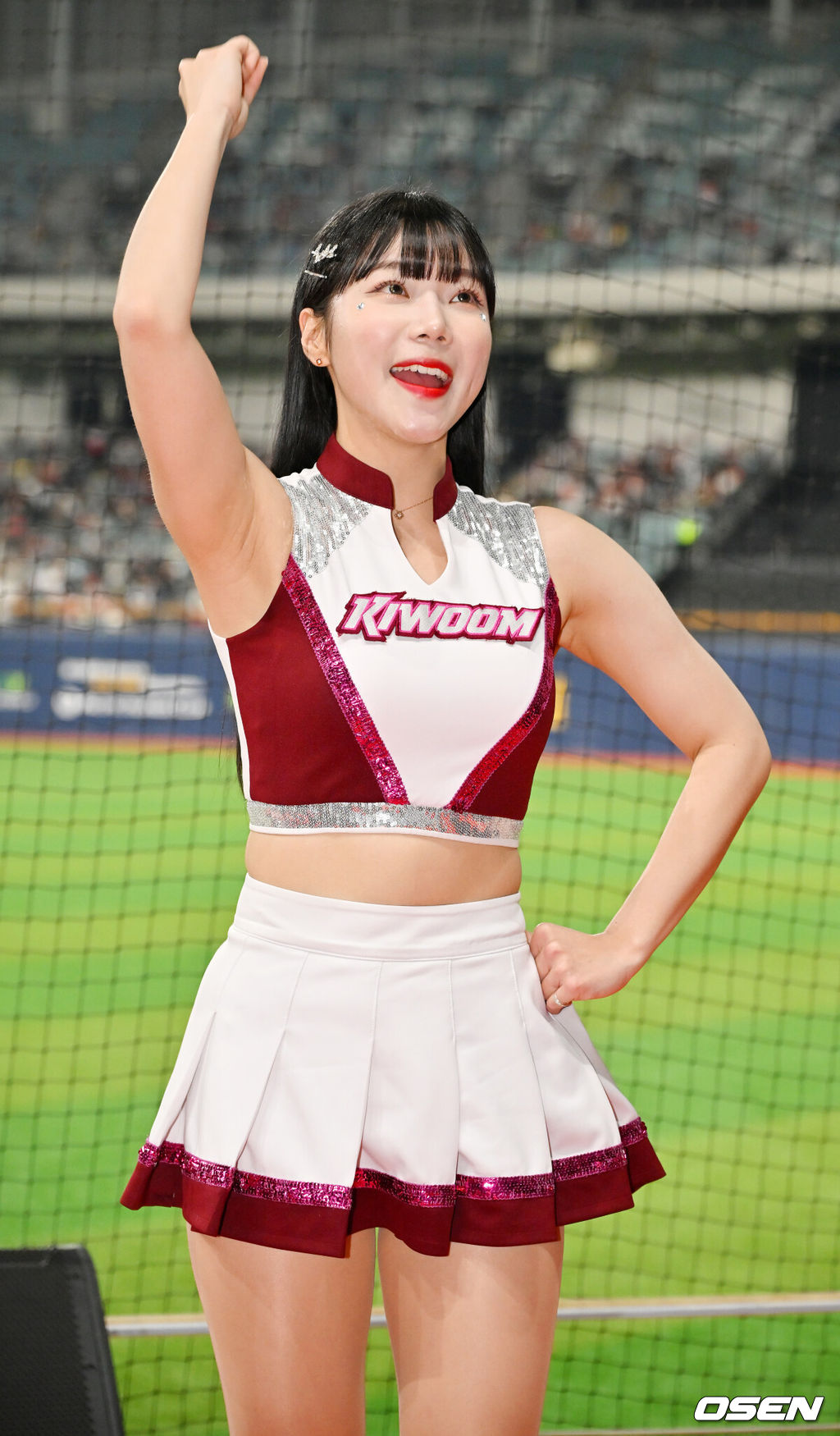 24일 오후 서울 고척스카이돔에서 ‘2024 신한 SOL Bank KBO리그’ 키움 히어로즈와 KIA 타이거즈의 경기가 열렸다.이날 홈팀 키움은 선발투수로 헤이수스를, 원정팀 KIA는 윤영철을 내세웠다.키움 치어리더 김하나가 단상 위에서 응원을 하고 있다. 2024.04.24 /rumi@osen.co.kr