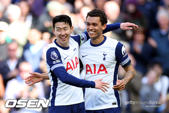 [사진] 손흥민과 존슨 ⓒGettyimages(무단전재 및 재배포 금지)