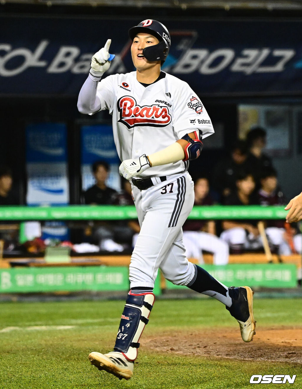 17일 오후 서울 잠실구장에서 ‘2025 신한 SOL Bank KBO리그’ 두산 베어스와 키움 히어로즈의 경기가 열렸다.두산은 콜어빈, 키움은 매르세데스가 선발로 나섰다.6회말 무사에서 두산 박지훈이 좌월 솔로포를 날리며 기뻐하고 있다. 2025.09.17 /jpnews@osen.co.kr