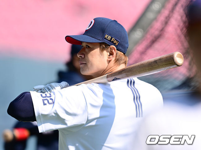 [OSEN=잠실, 김성락 기자] 25일 오후 서울 잠실야구장에서 ‘2025 신한 SOL Bank KBO리그’ 두산 베어스와 롯데 자이언츠의 경기가 열렸다.홈팀 두산은 최원준, 원정팀 롯데는 데이비슨을 선발로 내세웠다. 경기 시작에 앞서 두산 김재환이 훈련을 하고 있다.  2025.04.25/ ksl0919@osen.co.kr