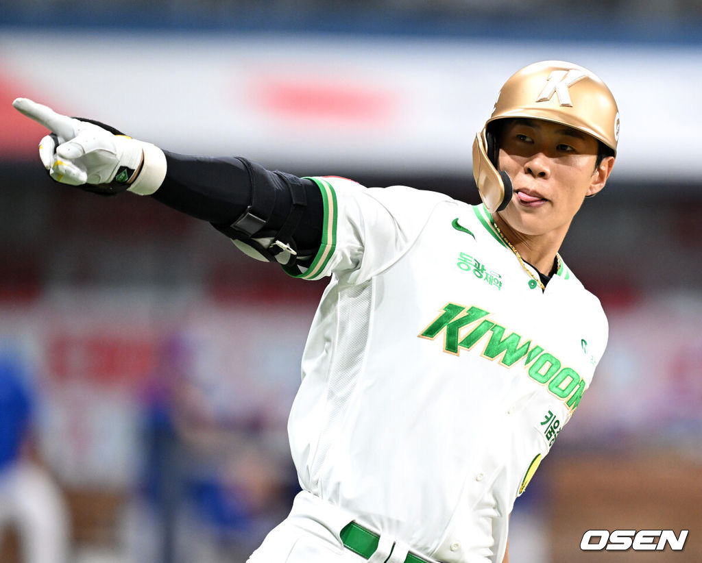 27일 오후 서울 고척스카이돔에서 2025 신한 SOL Bank KBO리그 키움 히어로즈와 삼성 라이온즈의 경기가 열렸다. 키움은 정현우, 삼성은 최원태를 선발 투수로 내세웠다.8회말 2사 1루에서 키움 송성문이 우중월 투런 홈런을 치고 환호하고 있다. 2025.06.27 /sunday@osen.co.kr