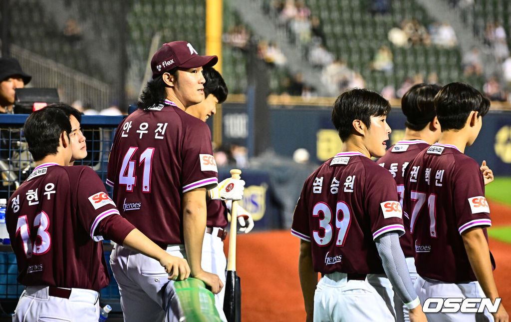 18일 오후 서울 잠실구장에서 ‘2025 신한 SOL Bank KBO리그’ 두산 베어스와 키움 히어로즈의 경기가 열렸다.두산은 잭로그, 키움은 하영민이 선발로 나섰다.1회말 수비를 마치고 키움 안우진이 동료선수들을 격려하기 위해 기다리고 있다. 2025.09.18 /jpnews@osen.co.kr