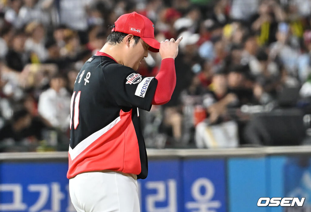 27일 부산 사직야구장에서 2025 신한 SOL 뱅크 KBO 리그 롯데 자이언츠와 KIA 타이거즈의 경기가 열렸다. 홈팀 롯데는 나균안이, 방문팀 KIA는 네일이 선발 출전했다.KIA 타이거즈 조상우가 8회말 2사 2,3루 전준우에게 우중간 2타점 2루타를 맞고 아쉬워하고 있다. 2025.07.27 / foto0307@osen.co.kr