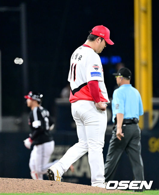 [OSEN=광주, 최규한 기자] 23일 광주-기아 챔피언스필드에서 ‘2025 신한 SOL Bank KBO리그’ KIA 타이거즈와 LG 트윈스의 경기가 열렸다.홈팀 KIA는 김도현, 방문팀 LG는 요니 치리노스를 선발로 내세웠다.연장 10회초 무사 1루 상황 LG 문보경에게 좌월 투런포를 내준 KIA 투수 조상우가 아쉬워하고 있다. 2025.07.23 / dreamer@osen.co.kr