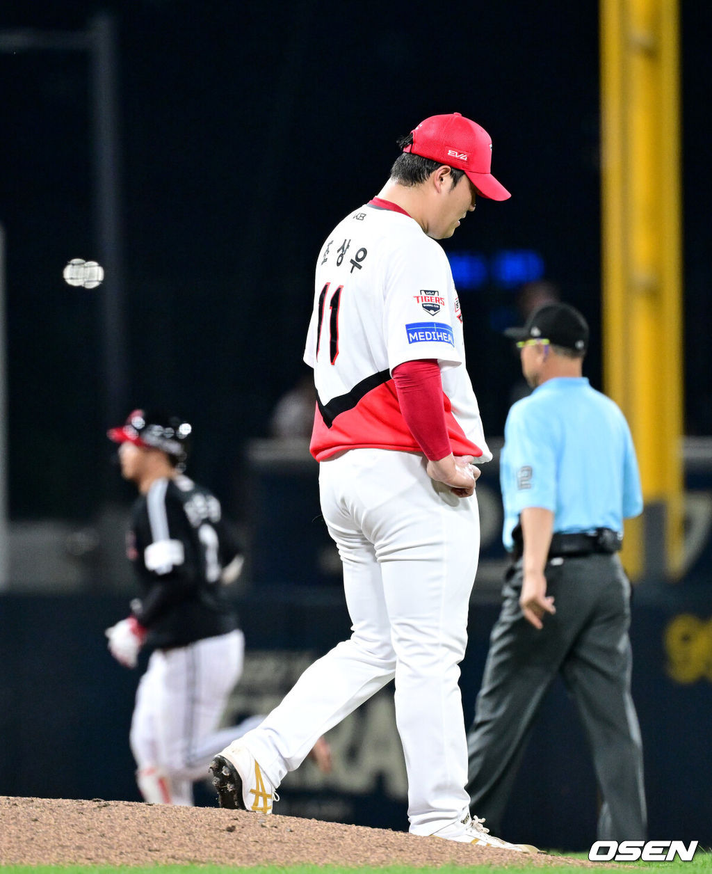 23일 광주-기아 챔피언스필드에서 ‘2025 신한 SOL Bank KBO리그’ KIA 타이거즈와 LG 트윈스의 경기가 열렸다.홈팀 KIA는 김도현, 방문팀 LG는 요니 치리노스를 선발로 내세웠다.연장 10회초 무사 1루 상황 LG 문보경에게 좌월 투런포를 내준 KIA 투수 조상우가 아쉬워하고 있다. 2025.07.23 / dreamer@osen.co.kr