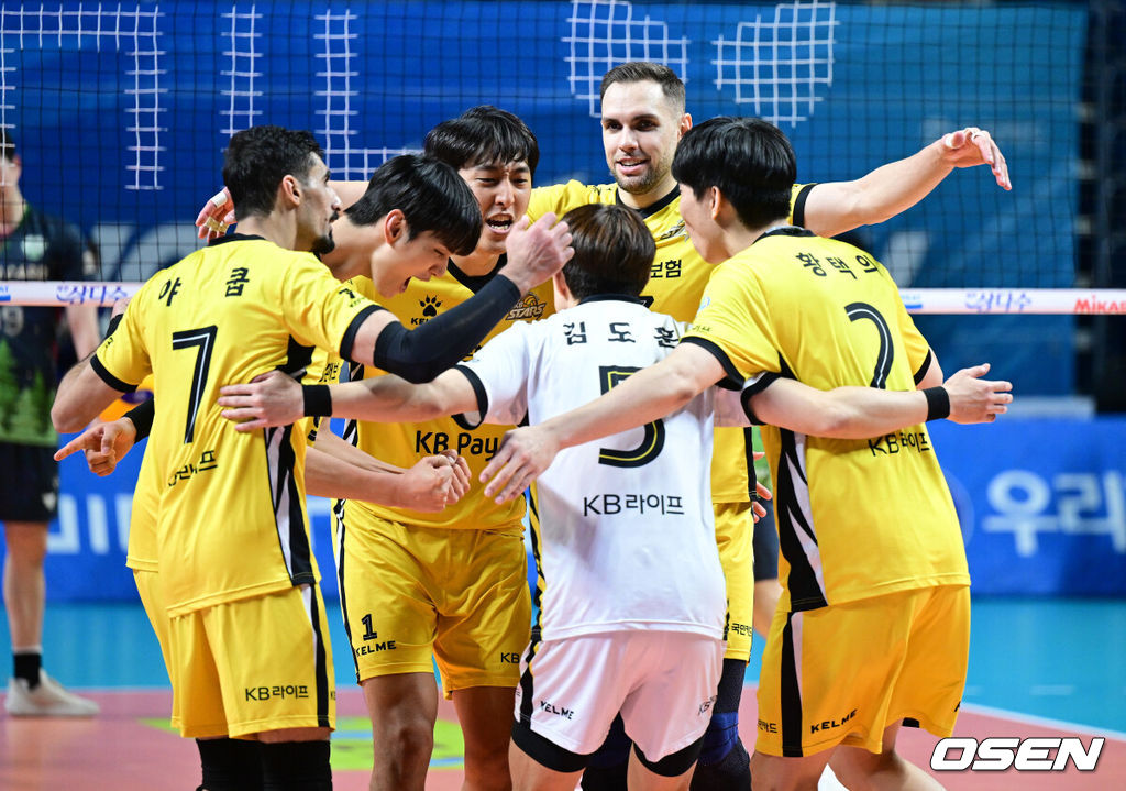 21일 서울 장충체육관에서 ‘진에어 2025~2026 프로배구 V리그’ 남자부 우리카드와 KB손해보험의 경기가 열렸다.이날 경기는 방문팀 KB손해보험이 세트스코어 3-1(25-23 9-25 27-25 25-23)로 승리를 따냈다.4세트 막판 KB손해보험 선수들이 득점에 기뻐하고 있다. 2025.12.21 / dreamer@osen.co.kr