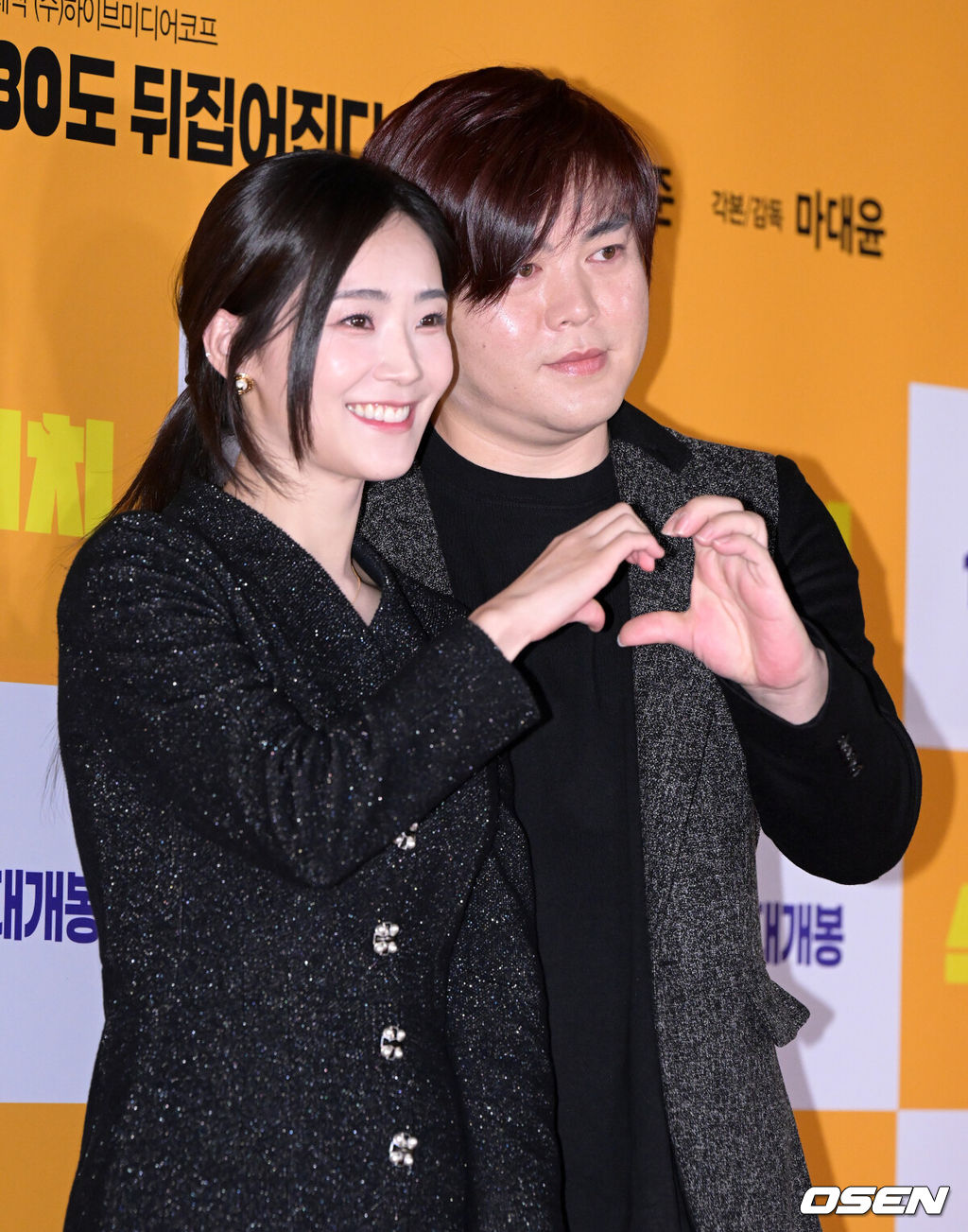 2일 오후 서울 잠실 롯데시네마 월드타워점에서 영화 '스위치' VIP 시사회 포토월 행사가 열렸다.이날 참석한 소율-문희준 부부가 포토타임을 하고 있다. 2023.01.02 /jpnews@osen.co.kr