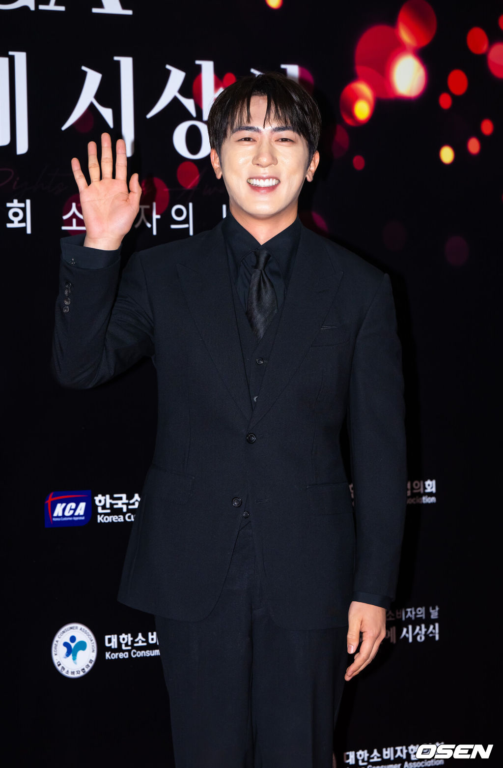 9일 오후 서울 한국과학기술회관에서 제30회 소비자의 날 KCA 문화연예 시상식이 진행됐다. 소비자의 날은 소비자의 권리 의식을 신장시키고, 소비자 보호에 대한 인식을 높이기 위해 제정된 법정 기념일로 이를 기념하기 위한 본 시상식은 예능, 드라마, 영화 부문으로 나눠 진행된다. 이날 시상식에는 배우 문소리와 조정석, 임윤아, 주원, 이수지, 강남, 육성재, 미미, 김원훈, 이선빈, 방효린 등이 수상자로 참석했다.개그맨 김원훈이 포즈를 취하고 있다.  2025.12.09 / soul1014@osen.co.kr