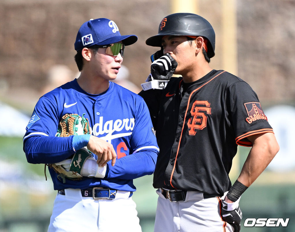 '코리안 데이'였다. 이정후(샌프란시스코 자이언츠)와 김혜성(LA 다저스)이 맞대결에서 나란히 맹활약했다.  LA 다저스와 샌프란시스코 자이언츠는 2일(이하 한국시간) 미국 애리조나주 글렌데일의 캐멀백 랜치에서 2025 메이저리그 시범경기를 치렀다. 이날 김혜성은 8번 유격수로, 이정후는 3번 중견수로 각각 선발 출장했다. 이정후가 총알 2루타로 선제 타점을 올리자, 7푼 타율로 마음고생을 하던 김혜성은 시범경기 첫 홈런포를 터뜨렸다.3회초 2사 만루에서 LA 다저스 김혜성과 2루에 안착한 샌프란시스코 자이언츠 이정후가 이야기를 나누고 있다. 2025.03.02 / sunday@osen.co.kr