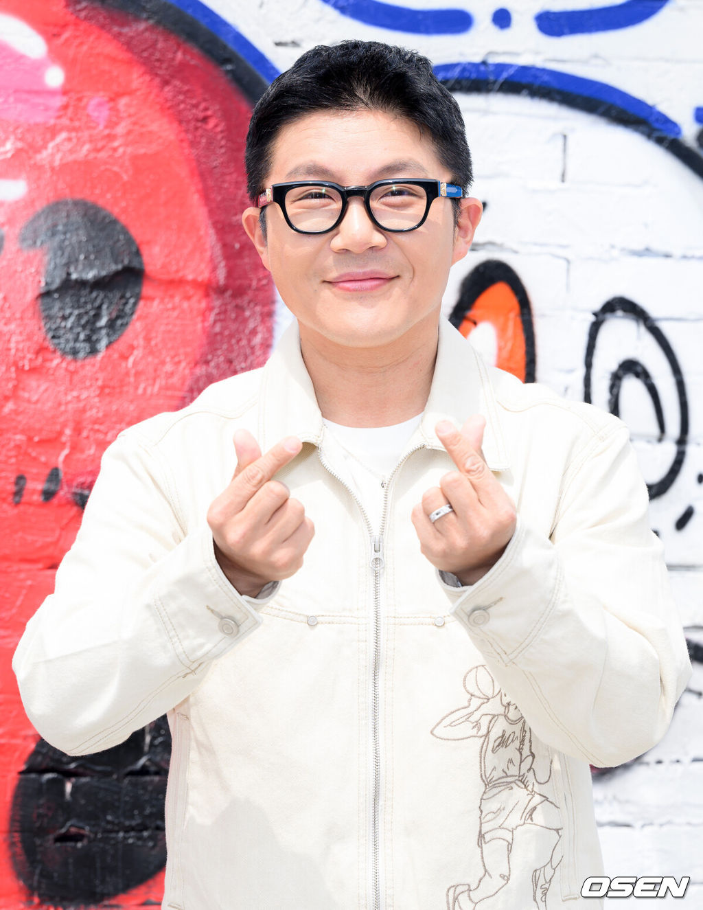 17일 오전 서울 성수동 스토어에서 플래그십 스토어 오픈 이벤트가 열렸다.이날 행사에는 조세호, 있지(ITZY) 리아, 몬스타엑스 셔누 & 주헌이 참석했다.조세호가 포토타임을 가지고 있다. 2025.04.17 /sunday@osen.co.kr