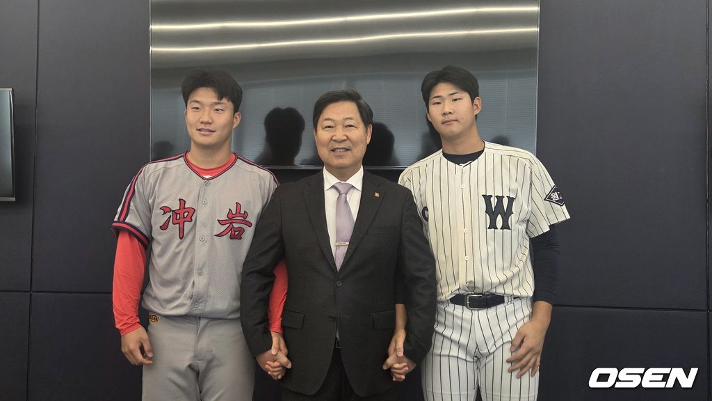  NC 다이노스 신인 이희성(원주고)와 KT 위즈 김건휘(충암고)가 22일 서울 강남구 도곡동 한국야구위원회(KBO)에서 열린 '제9회 이만수 포수상 및 홈런상' 시상식에서 이만수 포수상과 홈런상을 수상했다./orange@osen.co.kr