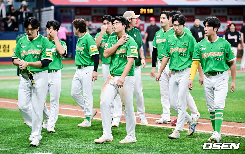 호랑이군단이 가을야구를 향한 실낱같은 희망을 이어갔다. 프로야구 KIA 타이거즈는 24일 서울 고척스카이돔에서 열린 2025 신한 SOL뱅크 KBO리그 키움 히어로즈와의 시즌 마지막 맞대결(16차전)에서 2-0으로 승리했다. 8위 KIA는 2연패에서 탈출하며 ‘1’밖에 남지 않은 가을야구 탈락 확정 트래직 넘버 소멸을 막았다. 시즌 63승 4무 71패. 올해 키움전은 8승 2무 6패 우위로 마쳤다. 반면 2연패에 빠진 최하위 키움은 47승 4무 90패가 됐다. 경기종료 후 키움 선수들이 패배에 아쉬워하고 있다. 2025.09.24 / soul1014@osen.co.kr