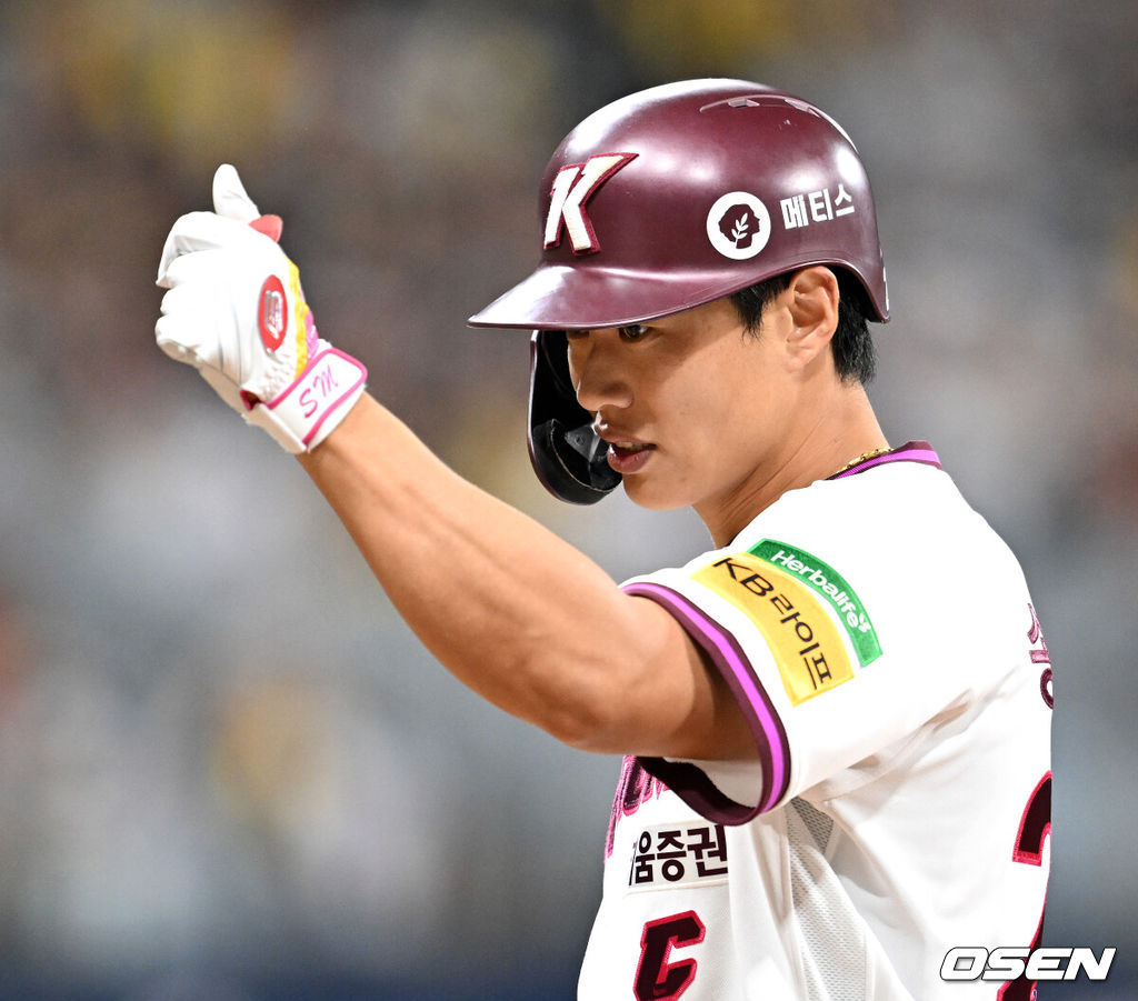 9일 오후 서울 고척스카이돔에서 2025 신한 SOL Bank KBO리그 키움 히어로즈와 LG 트윈스의 경기가 열렸다.키움은 알칸타라, LG는 톨허스트를 선발 투수로 내세웠다.4회말 1사 1,2루에서 키움 송성문이 우전 적시타를 치고 환호하고 있다. 2025.09.09 /sunday@osen.co.kr