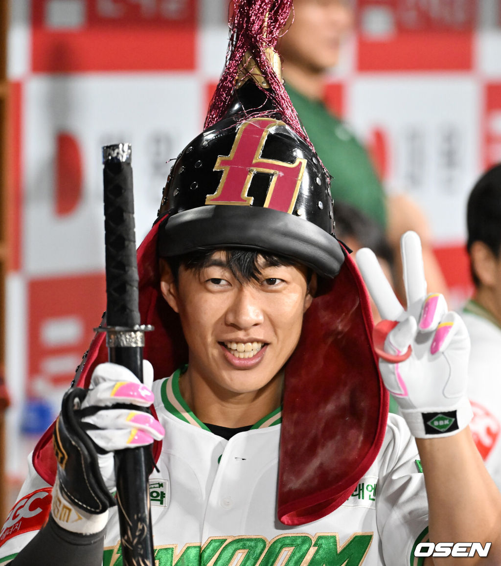 15일 오후 서울 고척스카이돔에서 ‘2025 신한 SOL Bank KBO리그’ 키움 히어로즈와 KT 위즈의 경기가 열린다.키움은 메르세데스, KT는 고영표를 선발로 내세운다.5회말 2사 키움 송성문이 우월 동점 솔로 홈런을 때리며 전 구단 상대 홈런 및 20-20 달성을 한 후 덕아웃에서 세리머니를 하고 있다. 2025.08.15 / rumi@osen.co.kr