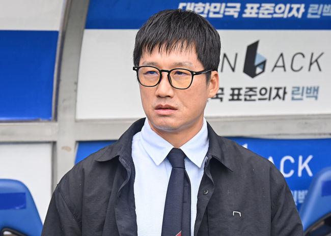 18일 울산 문수축구경기장에서 하나은행 K리그1 2025 울산 HD와 광주FC의 경기가 열렸다.  신태용 감독 경질을 두고 후폭풍이 몰아친 울산은 급격히 무너져 강등권까지 추락했고, 반면 광주FC는 파이널A 진출의 마지막 불씨를 살리기 위해 총력전에 나섰다.광주FC 이정효 감독이 경기를 지켜보고 있다. 2025.10.18 / foto0307@osen.co.kr