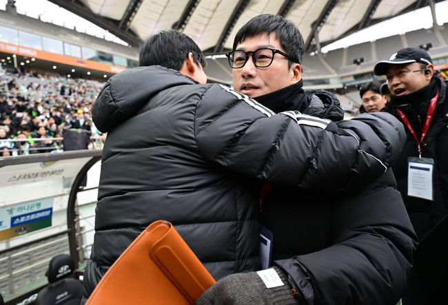 2025 하나은행 코리아컵 전북FC와 광주FC의 결승전이 6일 서울 마포구 서울월드컵경기장에서 열렸다.시민구단 광주는 사상 첫 코리안컵 우승에 도전, 전북은 올해 K리그1 우승에 이어 두 번째 더블을 노린다.경기 전 광주 이정효 감독(오른쪽)이 전북 정조국 코치와 인사를 나누고 있다. 2025.12.06 /cej@osen.co.kr