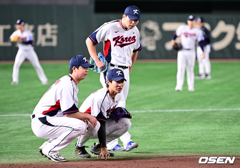 류지현 감독이 이끄는 대한민국 야구 대표팀이 14일 일본 도쿄돔에서 월드베이스볼클래식(WBC) 대비 한일 평가전을 앞두고 훈련을 가졌다. 한국 대표팀은 14일일 훈련을 하고 15일과 16일 일본과 두 차례 평가전을 치른다.송성문이 훈련 중 잔디를 만져보고 있다. 2025.11.14 /cej@osen.co.kr