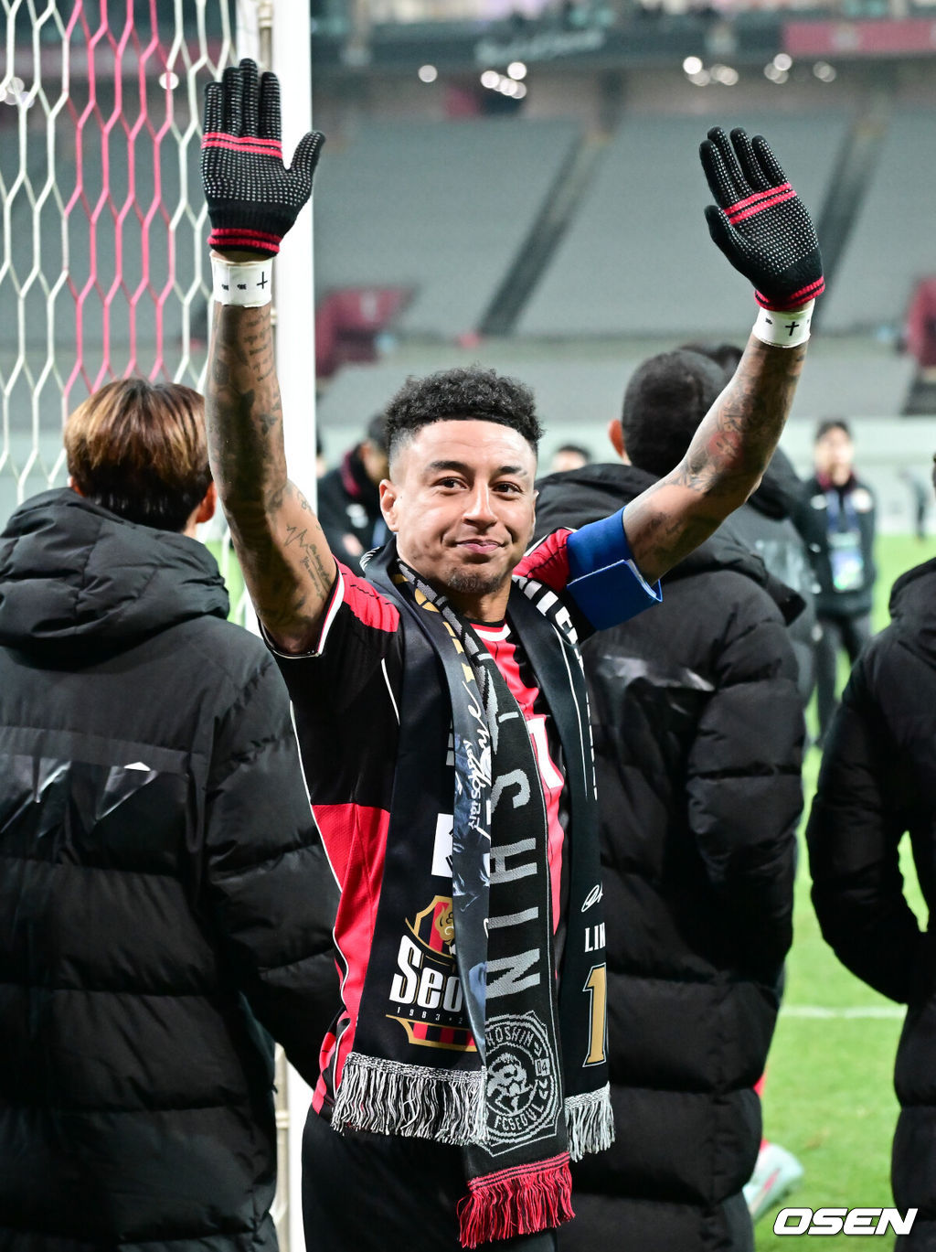 제시 린가드(33, 서울)의 라스트 댄스는 무승부로 끝났다. FC서울은 10일 오후 서울월드컵경기장에서 2025~2026시즌 아시아축구연맹(AFC) 챔피언스리그 엘리트(ACLE) 리그 스테이지에서 린가드의 선제골이 터졌지만 지키지 못하고 멜버른 시티와 1-1로 비겼다. 서울(2승3무1패, 승점 9)은 5위로 밀렸다. 멜버른 스티(3승1무2패, 승점 10점)는 4위다. 경기종료 후 FC서울 린가드 고별행사에서 린가드가 팬들에게 인사를 하고 있다.  2025.12.10 / soul1014@osen.co.kr