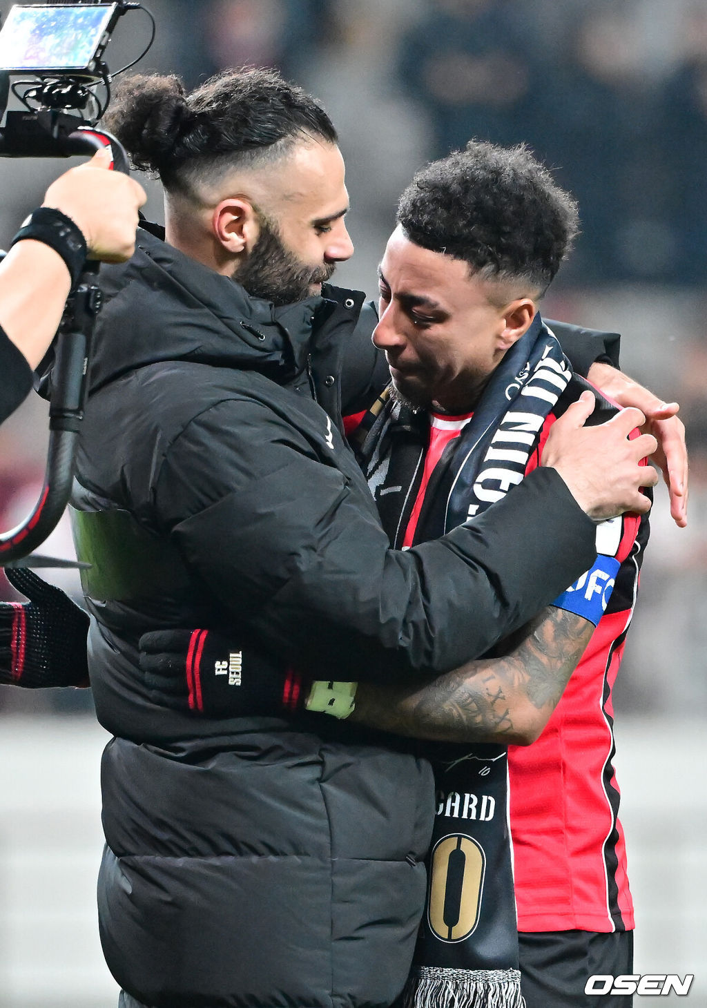 제시 린가드(33, 서울)의 라스트 댄스는 무승부로 끝났다. FC서울은 10일 오후 서울월드컵경기장에서 2025~2026시즌 아시아축구연맹(AFC) 챔피언스리그 엘리트(ACLE) 리그 스테이지에서 린가드의 선제골이 터졌지만 지키지 못하고 멜버른 시티와 1-1로 비겼다. 서울(2승3무1패, 승점 9)은 5위로 밀렸다. 멜버른 스티(3승1무2패, 승점 10점)는 4위다. 경기종료 후 FC서울 린가드 고별행사에서 린가드가 눈물을 보이고 있다.  2025.12.10 / soul1014@osen.co.kr