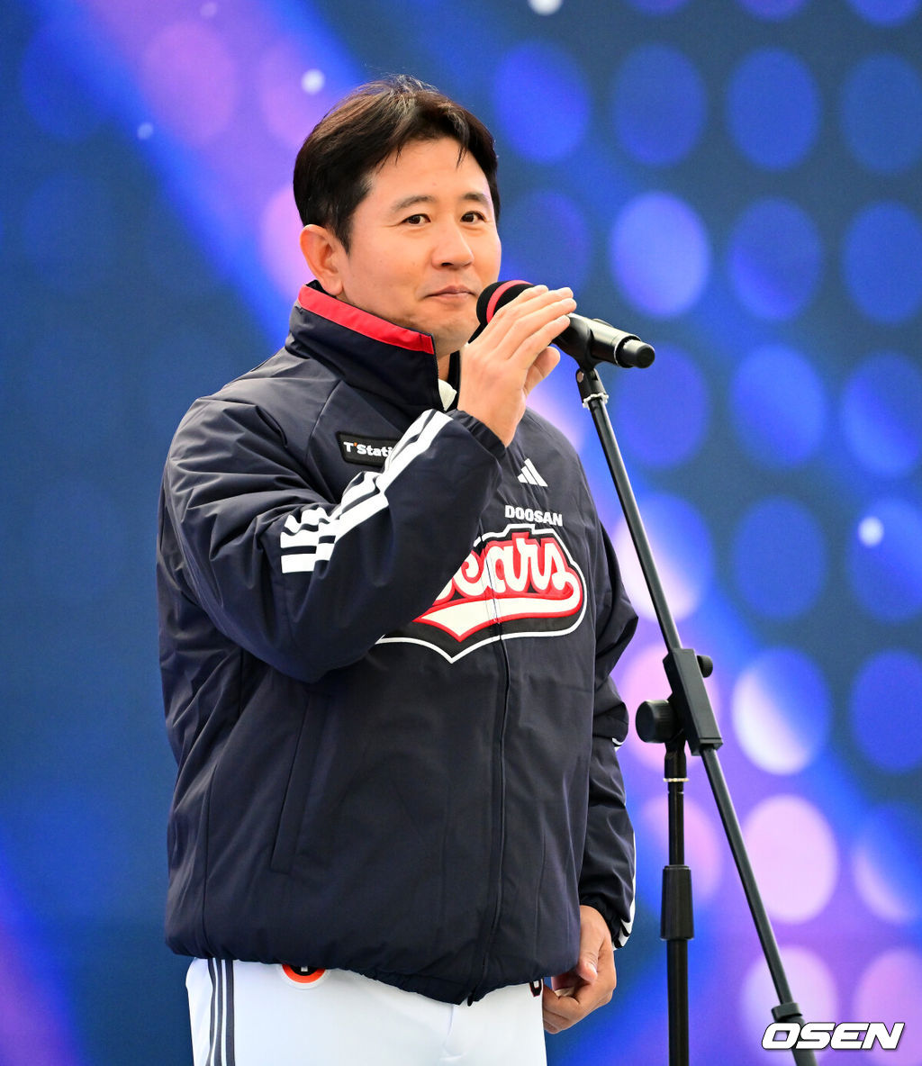프로야구 두산 베어스가 23일 오후 서울 잠실야구장에서 ‘2025 곰들의 모임’을 개최했다.곰들의 모임은 한 시즌 동안 변함없는 응원을 보내준 최강 10번타자 팬들에게 감사의 마음을 전하기 위해 마련된 팬 페스티벌이다.손시헌 코치가 인사를 하고 있다. 2025.11.23 /jpnews@osen.co.kr