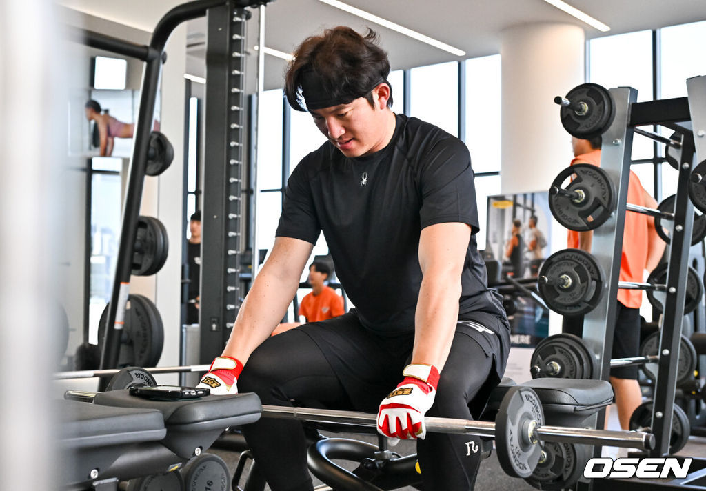 한화 이글스가 2일(이하 한국시각) 호주 빅토리아주 멜버른에 위치한 멜버른볼파크에서 스프링캠프를 진행했다. 웨이트 트레이닝에서 장시환이 근력 훈련을 하고 있다.  2024.02.02 / soul1014@osen.co.kr