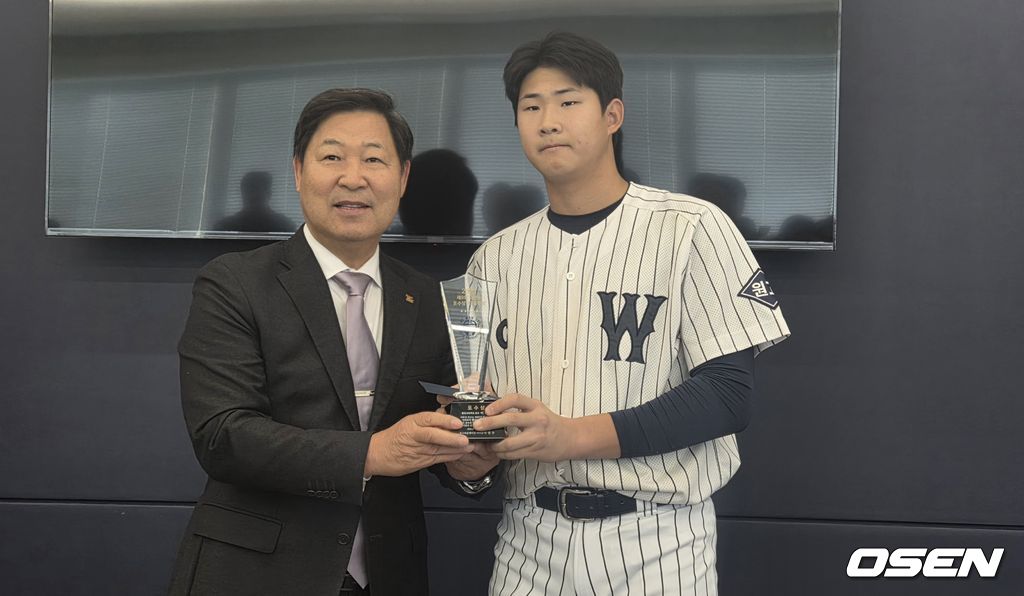  NC 다이노스 신인 이희성(원주고)이 22일 서울 강남구 도곡동 한국야구위원회(KBO)에서 열린 '제9회 이만수 포수상 및 홈런상' 시상식에서 이만수 포수상을 수상했다./orange@osen.co.kr