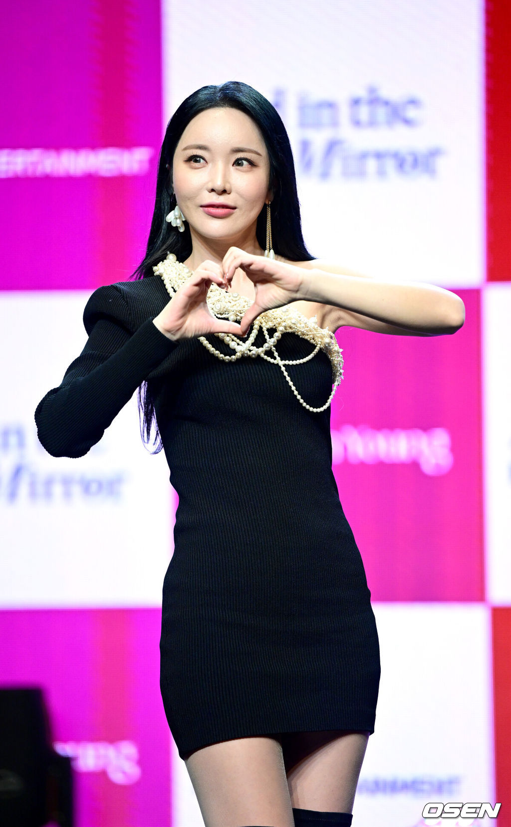 가수 홍진영이 2일 오후 서울 청담동 일지아트홀에서 데뷔 15주년 기념 미니앨범 'Color Mood(컬러 무드)’ 쇼케이스를 열었다.홍진영이 포즈를 취하고 있다. 2022.12.02 / dreamer@osen.co.kr