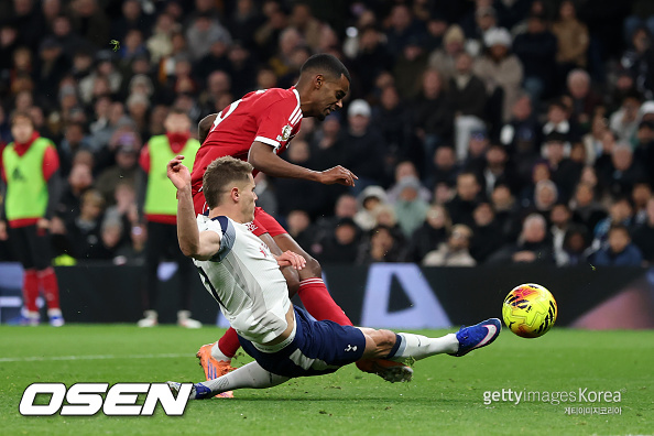 [사진] 태클 하는 판 더 펜 ⓒGettyimages(무단전재 및 재배포 금지)