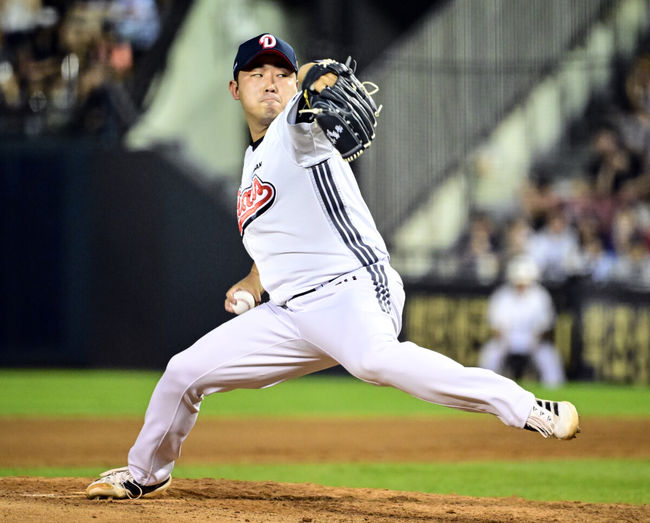 27일 오후 서울 잠실구장에서 ‘2025 신한 SOL Bank KBO리그’ 두산 베어스와 삼성 라이온즈의 경기가 열렸다.두산은 윤태호, 삼성은 가라비토를 선발로 내세웠다.4회초 2사 두산 김정우가 역투하고 있다. 2025.08.27 /cej@osen.co.kr