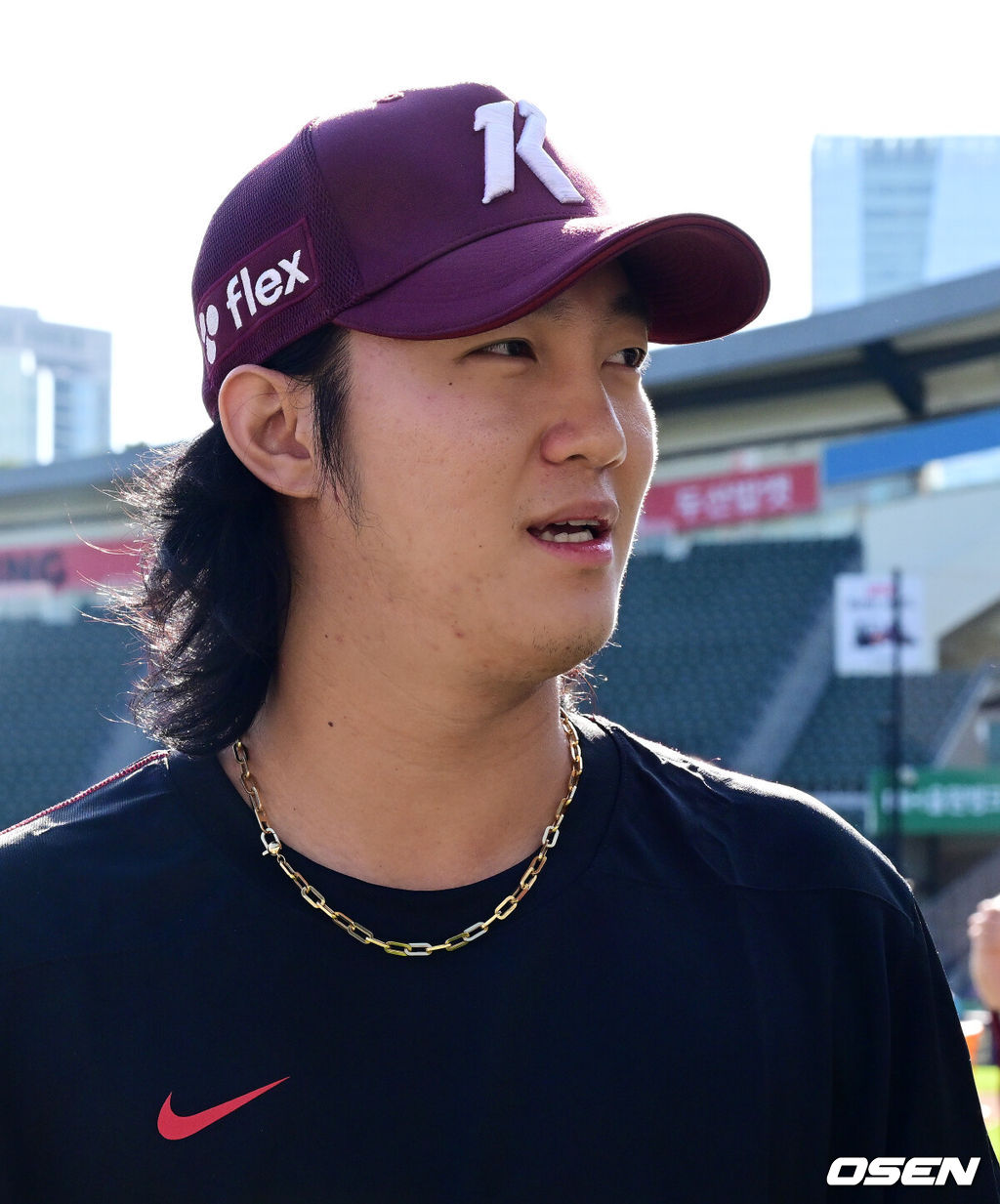 18일 오후 서울 잠실구장에서 ‘2025 신한 SOL Bank KBO리그’ 두산 베어스와 키움 히어로즈의 경기가 열린다.군 복무를 마친 키움 안우진이 1군 엔트리에 등록, 선수단에 합류했다. 안우진은 당초 17일 사회복무요원 소집 해제 후 팀에 합류할 예정이었으나 지난달 퓨처스팀 자체 청백전에 등판한 후 추가 훈련 과정에서 어깨 부상을 입어 수술을 받았다. 구단은 안우진이 재활에 전념할 수 있도록 의료 지원에만 집중할 계획이었으나, 최근 안우진으로부터 선수단과 함께 시즌을 마무리하고 싶다는 강한 의지와 함께 확대 엔트리 등록 요청을 받았고, 논의 끝에 수용하기로 결정했다.오늘(18일) 잠실 두산전부터 정규시즌 최종전인 30일 고척 SSG전까지 남은 시즌 7경기 동안 덕아웃에서 선수단과 함께할 예정이다. 경기에 앞서 1군 엔트리에 등록한 키움 안우진이 선수단 미팅을 하고 있다. 2025.09.18 /jpnews@osen.co.kr