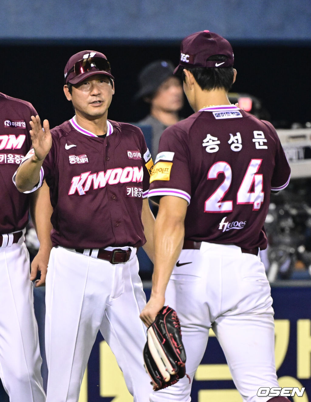 프로야구 키움 히어로즈가 LG 트윈스를 꺾고 위닝시리즈에 성공했다.  키움은 31일 서울 잠실구장에서 열린 2025 KBO리그 LG와 시즌 15차전 맞대결에서 6-5로 승리했다. 키움은 5-5 동점인 9회 1사 1,2루에서 대타 김태진의 땅볼 타구 때 유격수 포구 실책으로 결승점을 얻었다. 키움 설종진 감독대행이 송성문과 승리를 기뻐하고 있다. 2025.08.31 /cej@osen.co.kr