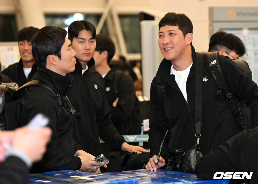 KT 위즈 선수단이 26일 오전 인천국제공항을 통해 전지훈련지인 호주로 출국했다.KT 이강철호는 호주 질롱과 일본 오키나와에서 스프링캠프를 실시, 2025시즌을 향한 본격적인 담금질에 돌입한다KT 허경민, 황재균이 출국을 준비하고 있다. 2025.01.26 / jpnews@osen.co.kr