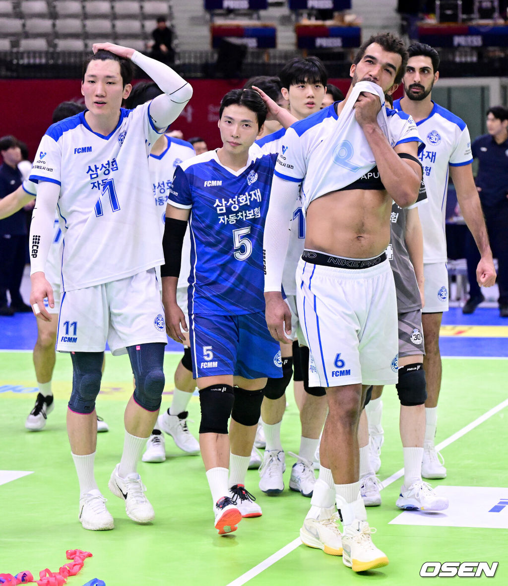 23일 경기도 수원체육관에서 ‘진에어 2025~2026 프로배구 V리그’ 남자부 한국전력과 삼성화재의 경기가 열렸다.이날 경기는 홈팀 한국전력이 세트스코어 3-2(25-27, 25-19, 23-25, 25-15, 19-17)로 승리하며 4위로 도약했다.경기를 마치고 삼성화재 선수들이 아쉬워하고 있다. 2025.12.23 / dreamer@osen.co.kr